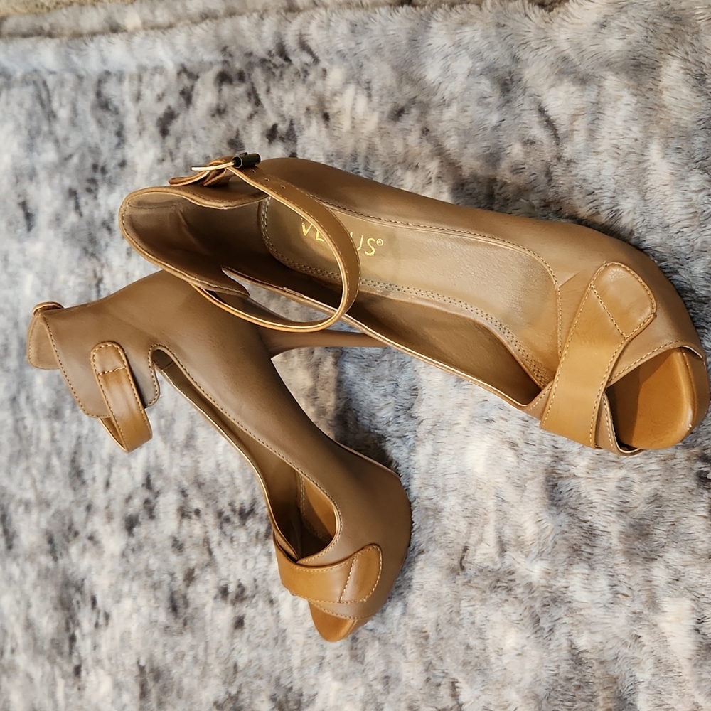 Venus tan open toe buckle ankle strap heels shoes Size 9 Gently used a few times